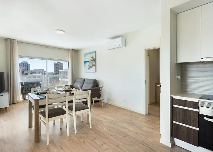 Your Algarve Base -bright 2br With Pool & Terrace Portimão