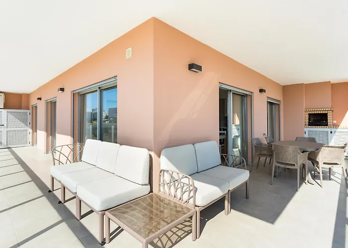 Your Algarve Base -bright 2br With Pool & Terrace Portimão