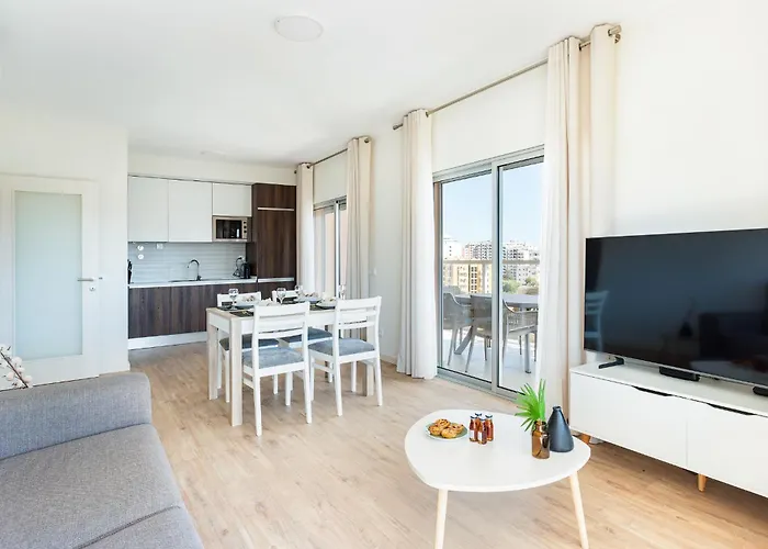 Your Algarve Base -bright 2br With Pool & Terrace Portimão