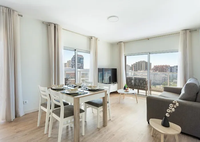 Your Algarve Base -bright 2br With Pool & Terrace Portimão