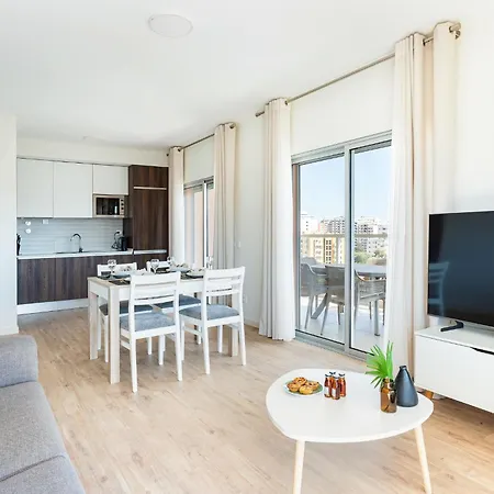 Your Algarve Base -bright 2br With Pool & Terrace Портиман