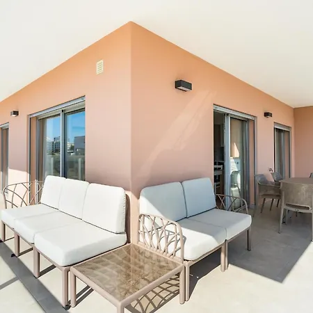 Your Algarve Base -bright 2br With Pool & Terrace Portimão